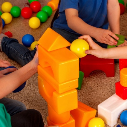 Gli chiede di giocare a “Schwarzer Peter” con i bimbi, lui le fa causa per razzismo
