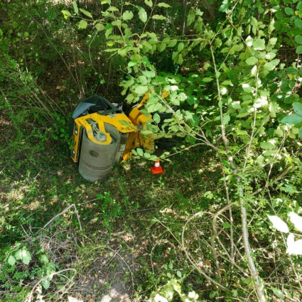 Rullo compressore giù dal pendio, conducente gravemente ferito