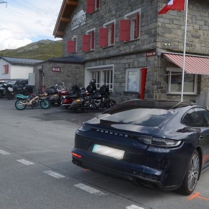 Auto fa una svolta, la moto non si accorge: due feriti
