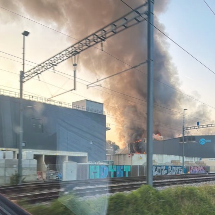 Grosso incendio in un magazzino manda i treni in tilt