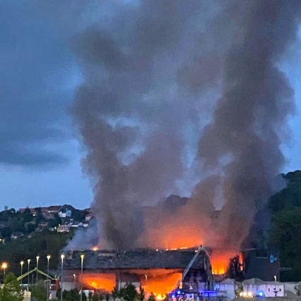 Grosso incendio in un magazzino manda i treni in tilt