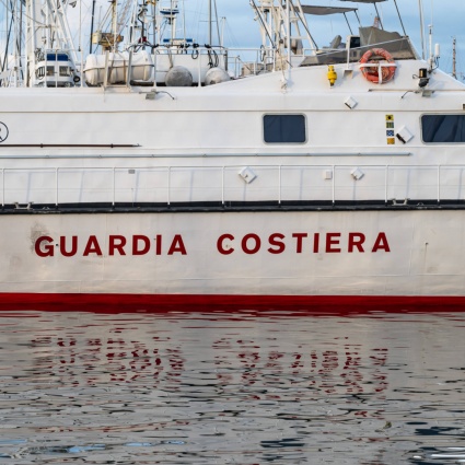 Arriva la Guardia costiera, buttano in mare 500mila euro