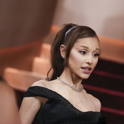 Furto e vendita di contenuti inediti: Ariana Grande fa causa a hacker ignoti