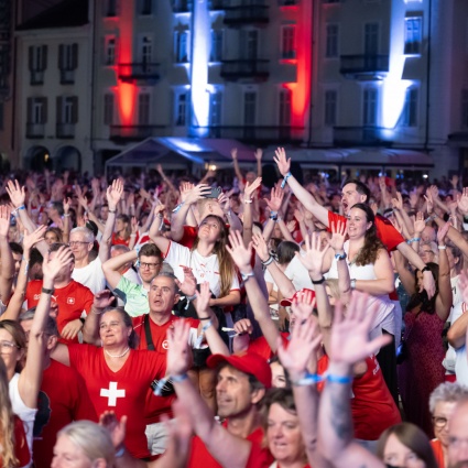 In 16mila in Piazza Grande, tra musica e sostegno per la Svizzera