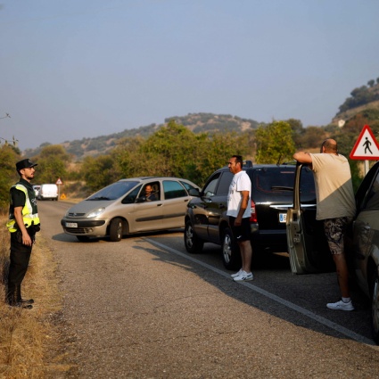 Rientrano i primi sfollati, «ma gli incendi non ancora domati»