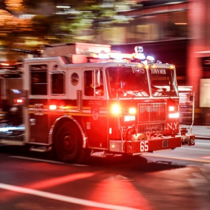 Vasto incendio in un'abitazione nel Queens: 21 feriti