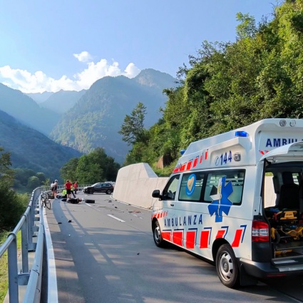 Incidente in val Calanca: coinvolte due auto e una moto