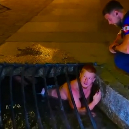 Influencer resta incastrato in un canale durante una diretta: salvato dalla polizia