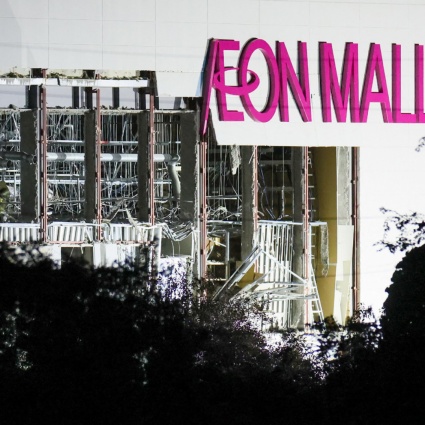 Il sisma fa collassare un centro commerciale, in decine sotto le macerie