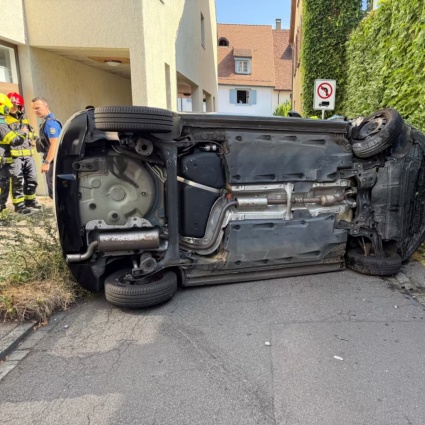 L'uscita dal parcheggio dell'85enne (illesa) non è impeccabile