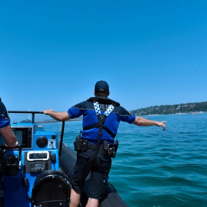 Diciassettenne sul fondo del lago per un minuto, lo salva l'amico