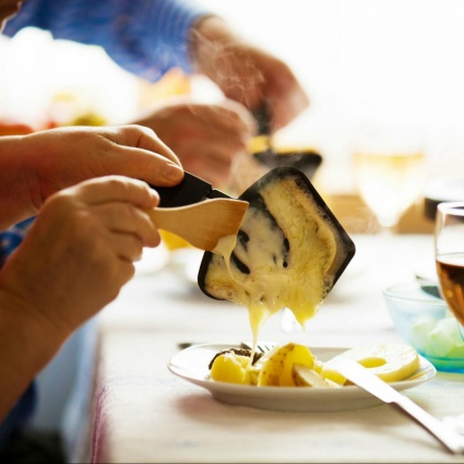 Listeria nella raclette, uno svizzero è morto...ma Berna è rimasta in silenzio