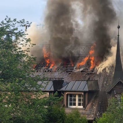 Vasto incendio in un albergo, nessuno ferito