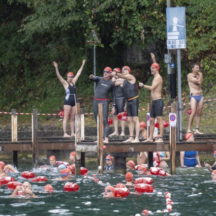 Il 16 agosto si attraversa il lago a nuoto. Anche i bambini