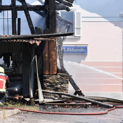 Magazzino distrutto dalle fiamme