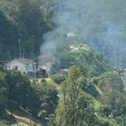 Magazzino in fiamme, sul posto i pompieri