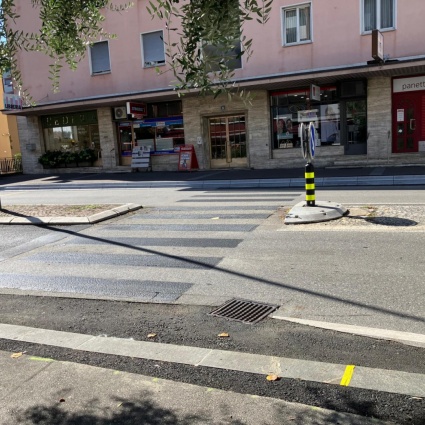 Marciapiede rialzato a Viganello: anziani e disabili in difficoltà. Scatta l'interrogazione