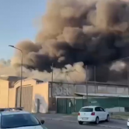 Incendio a Milano, una cinquantina i vigili del fuoco in azione