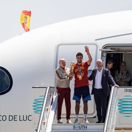 Un milione di persone in delirio: la Spagna abbraccia i campioni del mondo