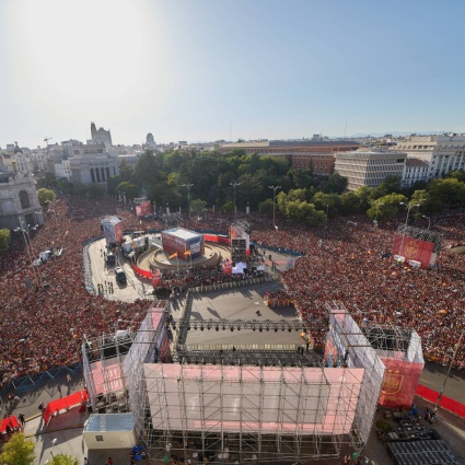 Un milione di persone in delirio: la Spagna abbraccia i campioni del mondo