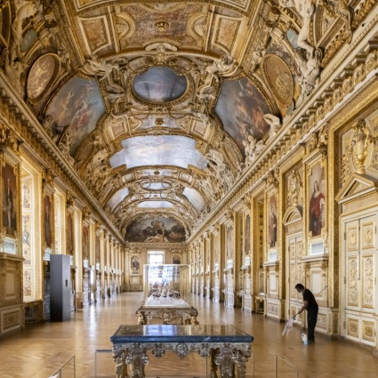 Riaperta la galleria di Apollo del Louvre