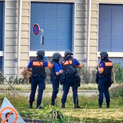 Uomo barricato dopo una sparatoria, intervengono i negoziatori