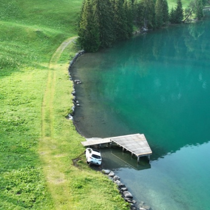 Nel lago, con l'auto