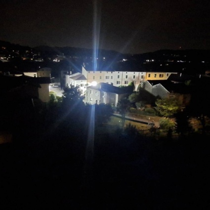 Nella notte all'improvviso, un cantiere