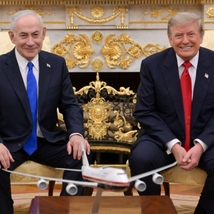 Trump e Netanyahu si incontrano a Washington: «Allineati su ogni scelta in Iran»