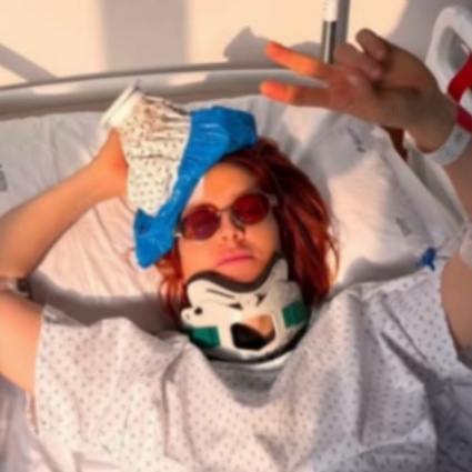 Noemi cade dal palco: ferita, finisce in ospedale