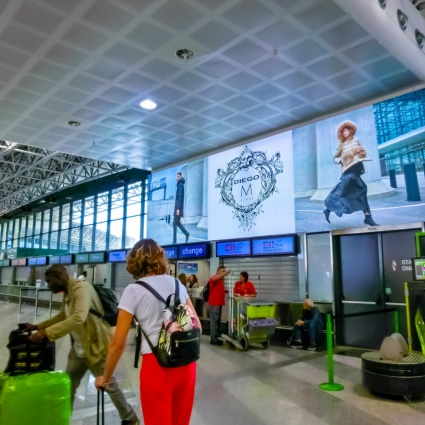 «Bagaglio fuori misura»: la nuova truffa che colpisce i turisti a Malpensa