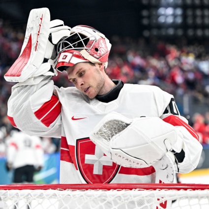 Akira Schmid firma con i Panthers