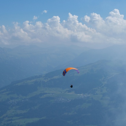 Parapendista si schianta al suolo: muore a 35 anni