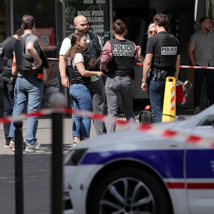 Tre feriti in un attacco con il coltello a Parigi