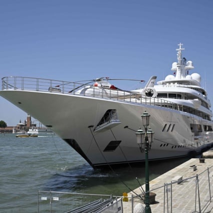 Lo yacht dell'ambasciatore Usa non passa inosservato