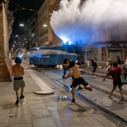 Morto dopo il fermo di polizia: guerriglia a Bologna, centro storico sotto assedio