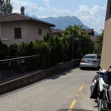Stava cercando di entrare in un'auto altrui: la polizia lo interroga e lo lascia andare