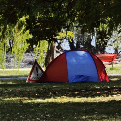 Trova un ordigno inesploso e se lo mette nella tenda. Si attendono gli artificieri