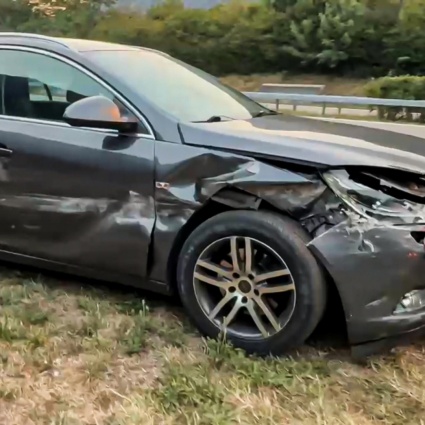 Perde il controllo dell'auto e si schianta contro il guardrail