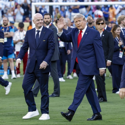 Prova a vendere il campo non suo: "La FIFA deve andarsene"