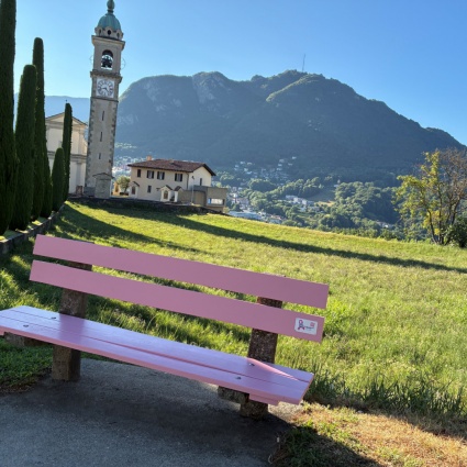 Due panchine rosa a Collina d'Oro