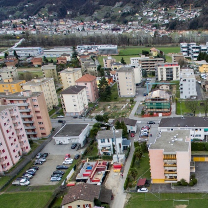 Salgono sul tetto di uno stabile abbandonato e lanciano oggetti contro la polizia