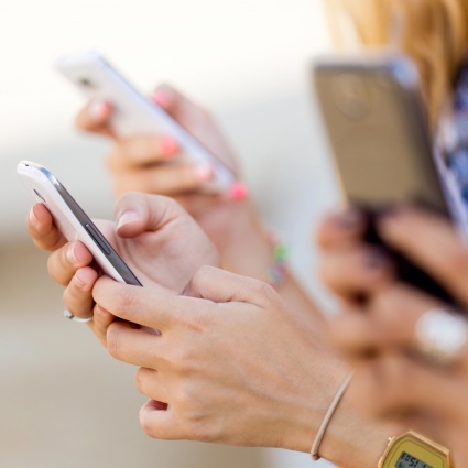 Il Parlamento vieta i social ai minori di 15 anni