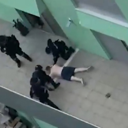 Spari e assedio: 27enne armato si arrende
