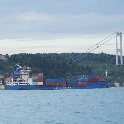 Trump ripristina il blocco di Hormuz e impone una tassa del 20% sul traffico navale