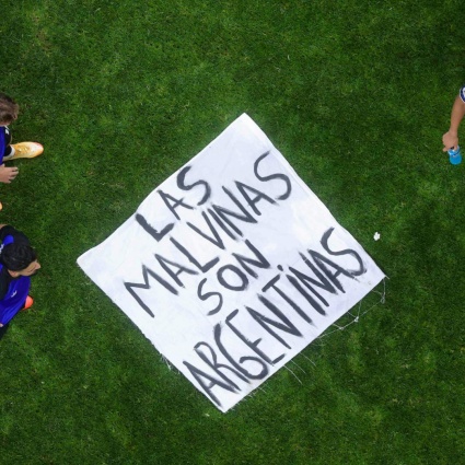 Un lenzuolo, dieci dollari e un nascondiglio rischioso: così lo striscione è entrato nello stadio