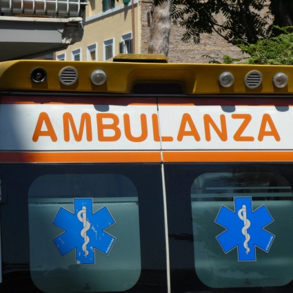 Si scontra con un'auto: centauro svizzero ricoverato in Rianimazione