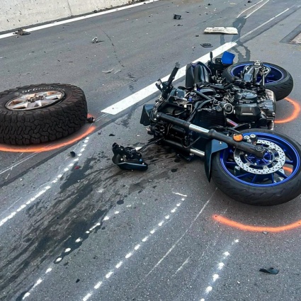 Tampona due auto già coinvolte nell'incidente: ferito un motociclista