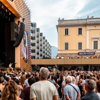 Ryan Tedder «licenzia» la sedia e Jessie J chiacchiera con il pubblico