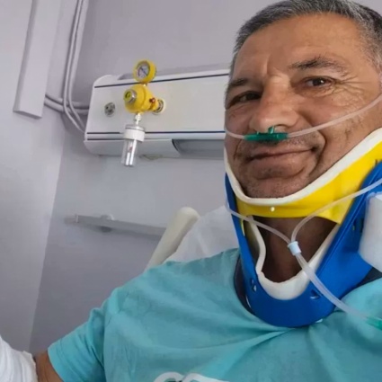 Testa e braccio fuori dall'aereo a 4.500 metri: due minuti interminabili a 600 km/h